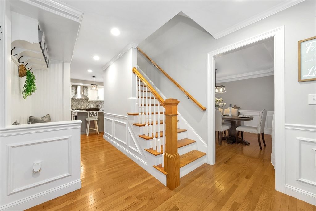 Dining room, Interior, Kitchen, Pendant Lights, Recessed Lighting, Wood Texture Flooring