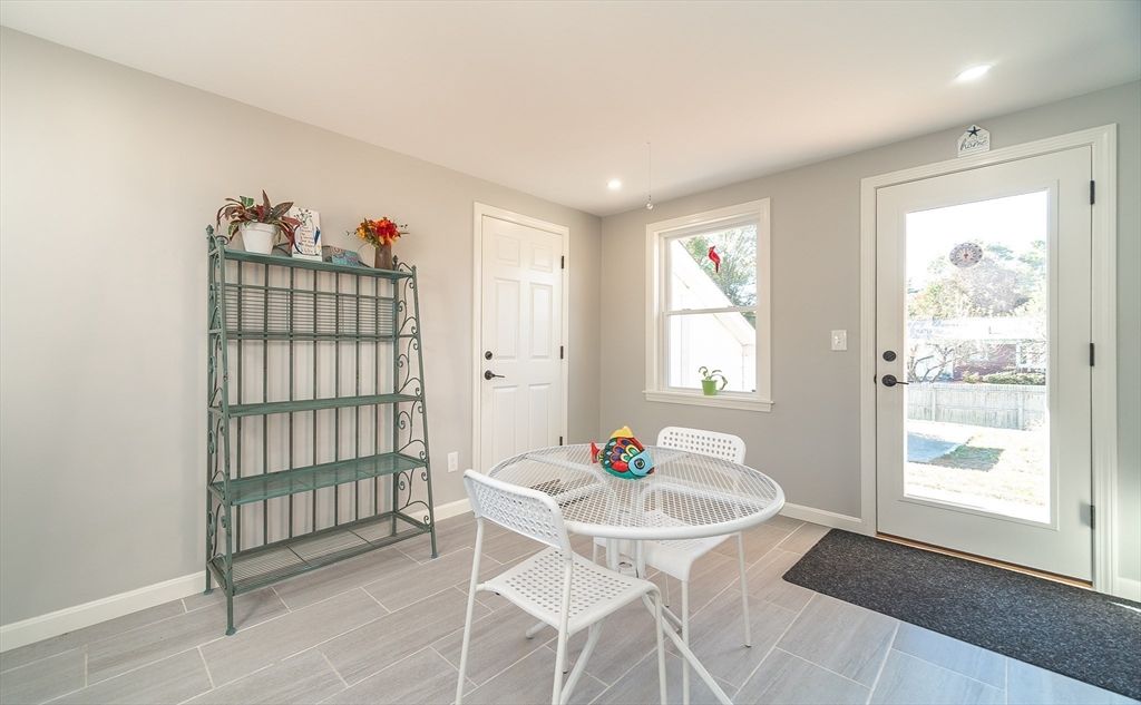 Dining room, Interior, Recessed Lighting