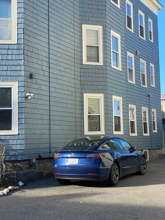 Exterior, Facade, Rowhouse