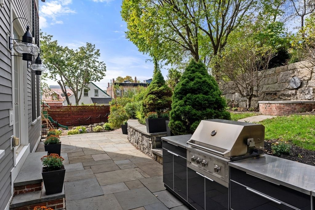 Exterior, Outdoor Kitchen