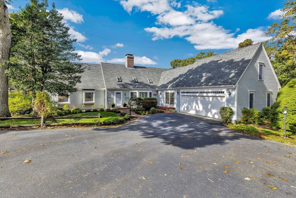 Attached, Exterior, Facade, Cape Cod