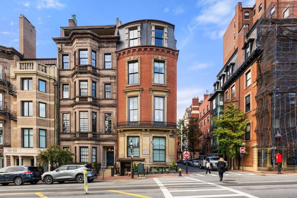 Exterior, Facade, Rowhouse