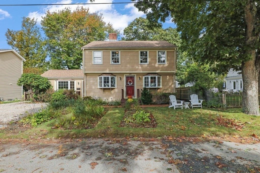 Exterior, Facade, Raised Ranch