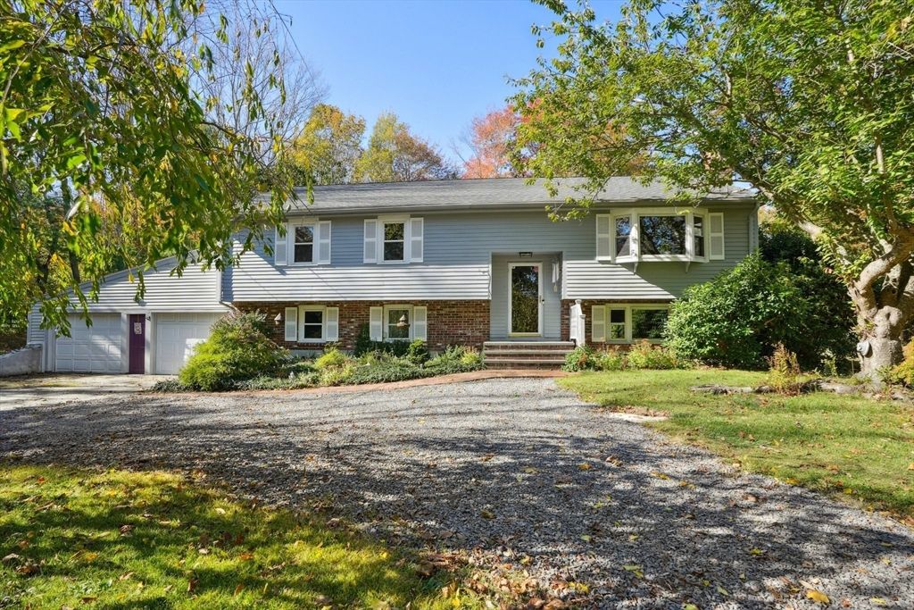 Attached, Exterior, Facade, Brick Facade, Raised Ranch