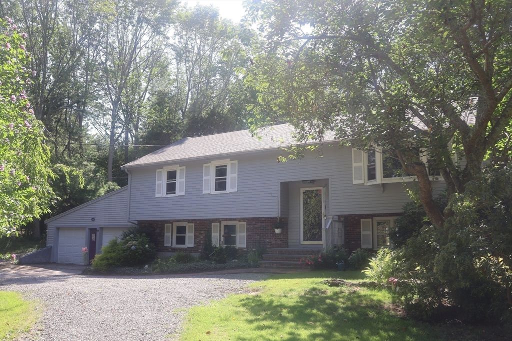 Attached, Exterior, Facade, Brick Facade, Raised Ranch