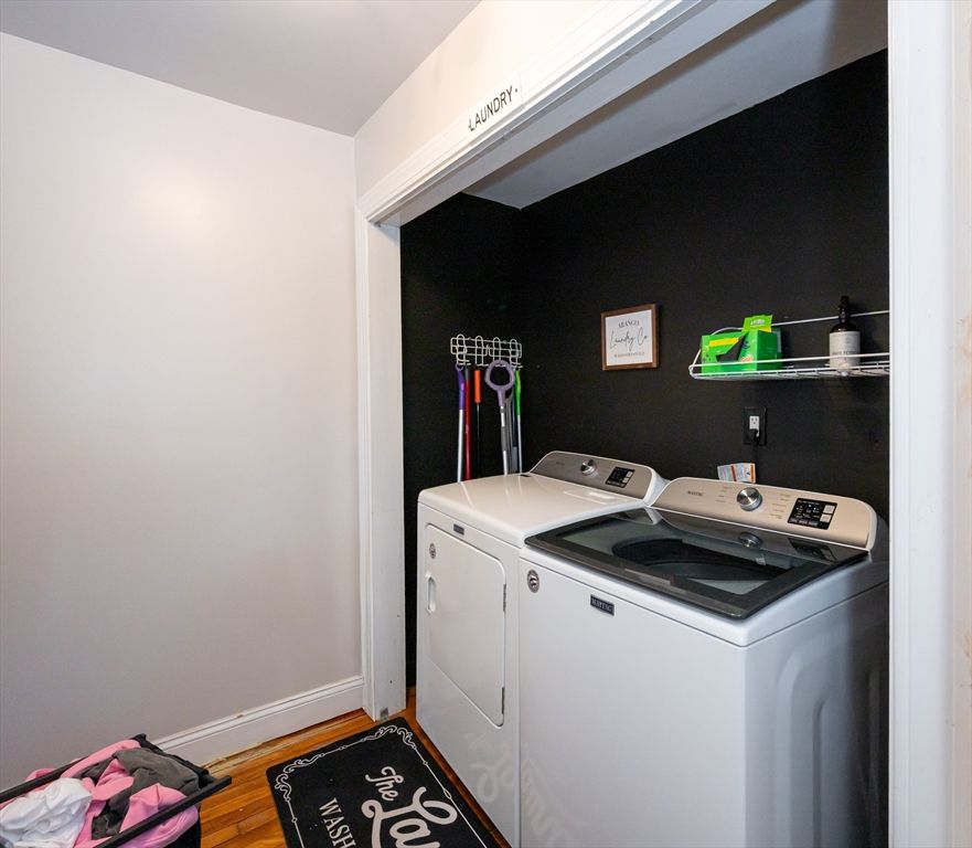 Interior, Washer, Wood Texture Flooring