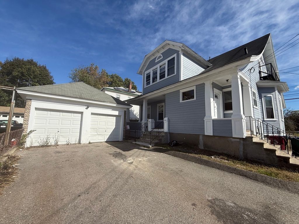 Attached, Exterior, Facade, Cape Cod