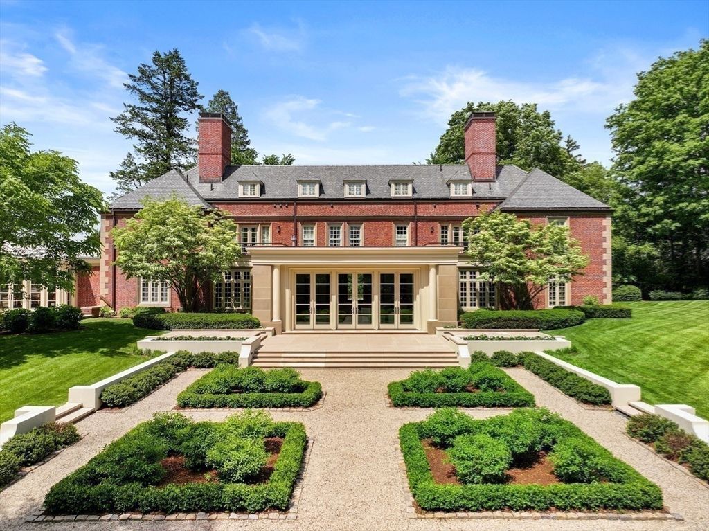 Backyard, Exterior, Facade, Brick Facade, French Provincial
