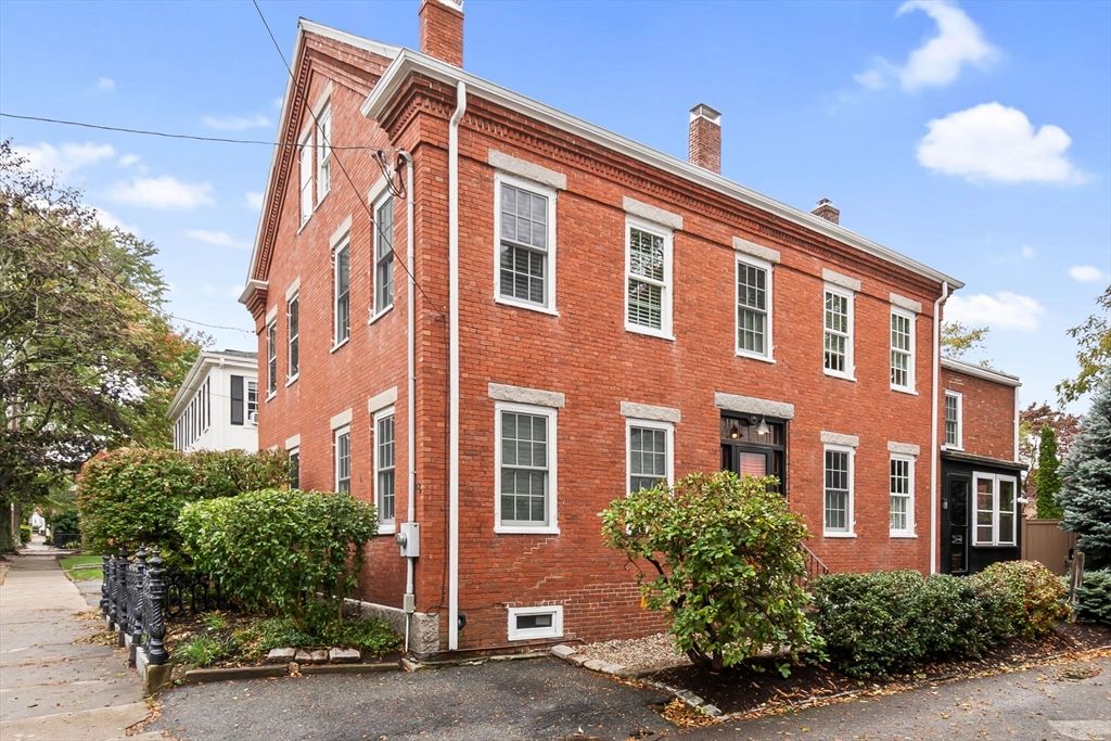 Exterior, Facade, Brick Facade, Georgian