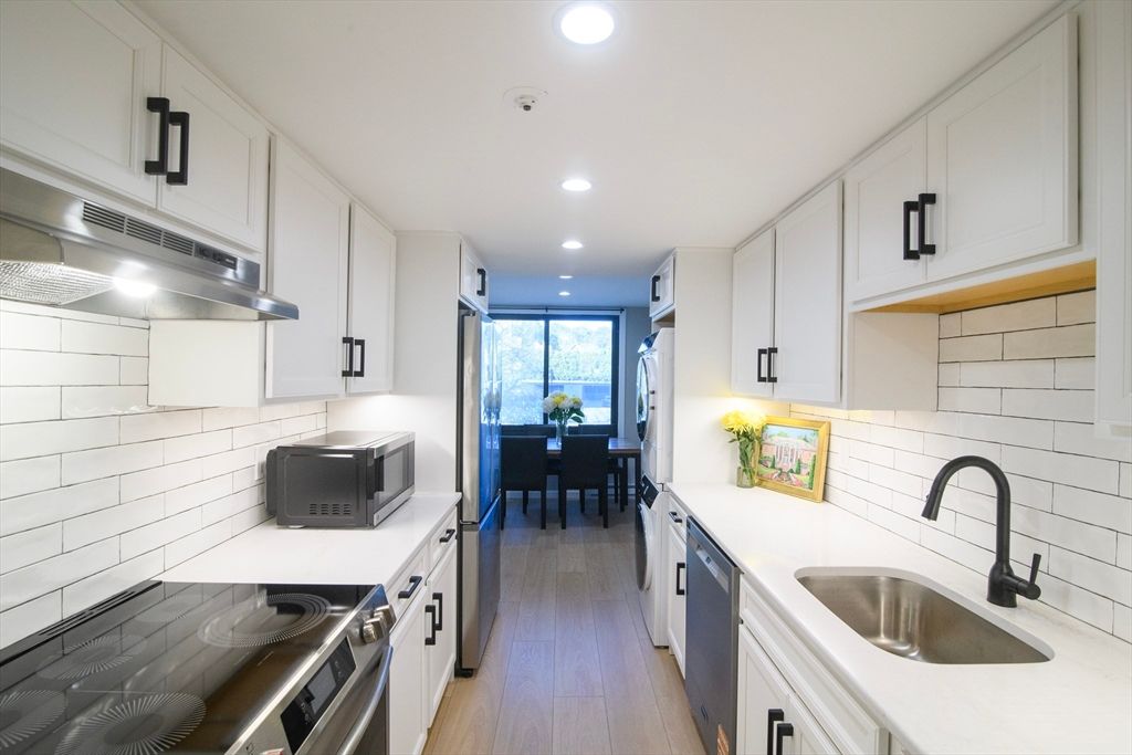Dining room, Interior, Kitchen, Recessed Lighting, Stainless Steel Appliances, Wood Texture Flooring