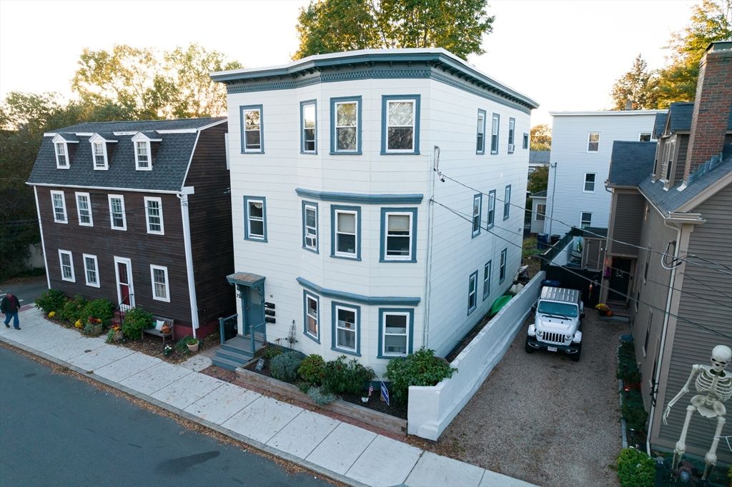 Exterior, Facade, Rowhouse