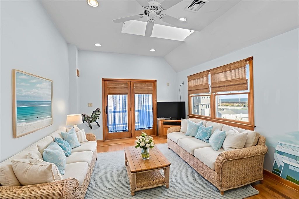 Interior, Living room, Recessed Lighting, Water, Wood Texture Flooring