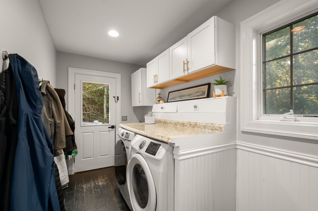 Interior, Recessed Lighting, Washer, Wood Texture Flooring