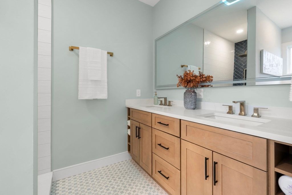 Bathroom, Dual Sink Vanities, Interior, Recessed Lighting