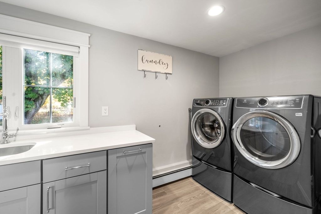 Interior, Recessed Lighting, Washer, Wood Texture Flooring