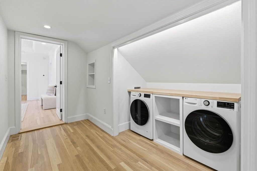 Interior, Recessed Lighting, Washer, Wood Texture Flooring