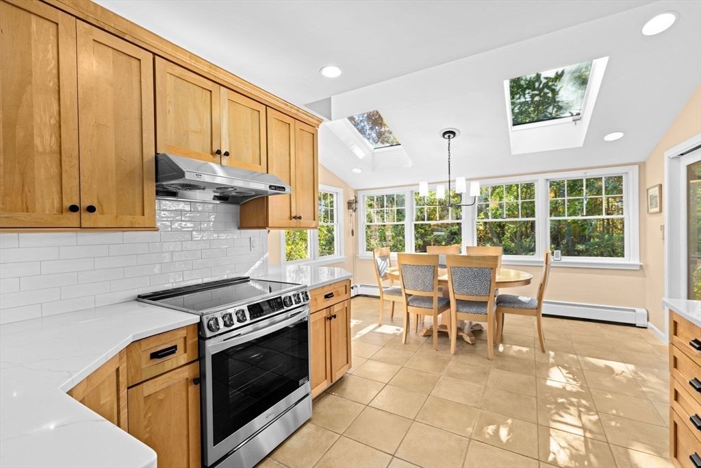Dining room, Interior, Kitchen, Pendant Lights, Recessed Lighting, Stainless Steel Appliances