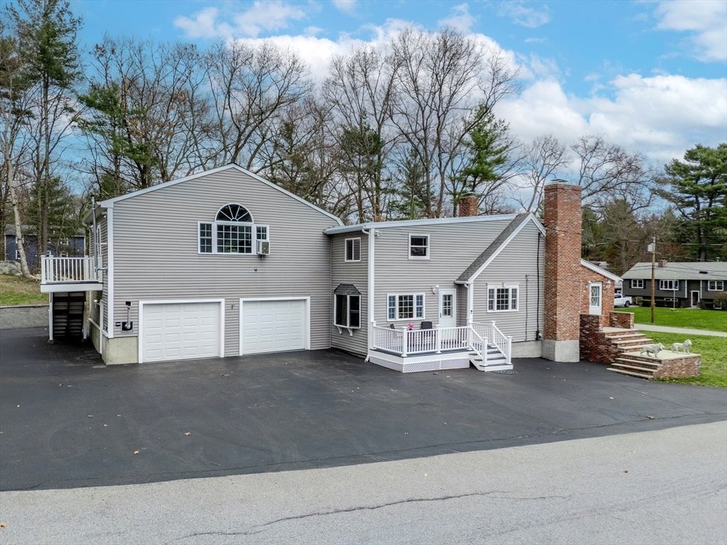 Attached, Exterior, Facade, Split Level