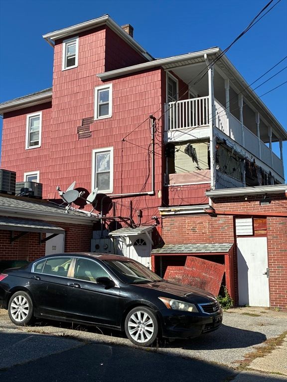 Exterior, Facade, Brick Facade, Rowhouse