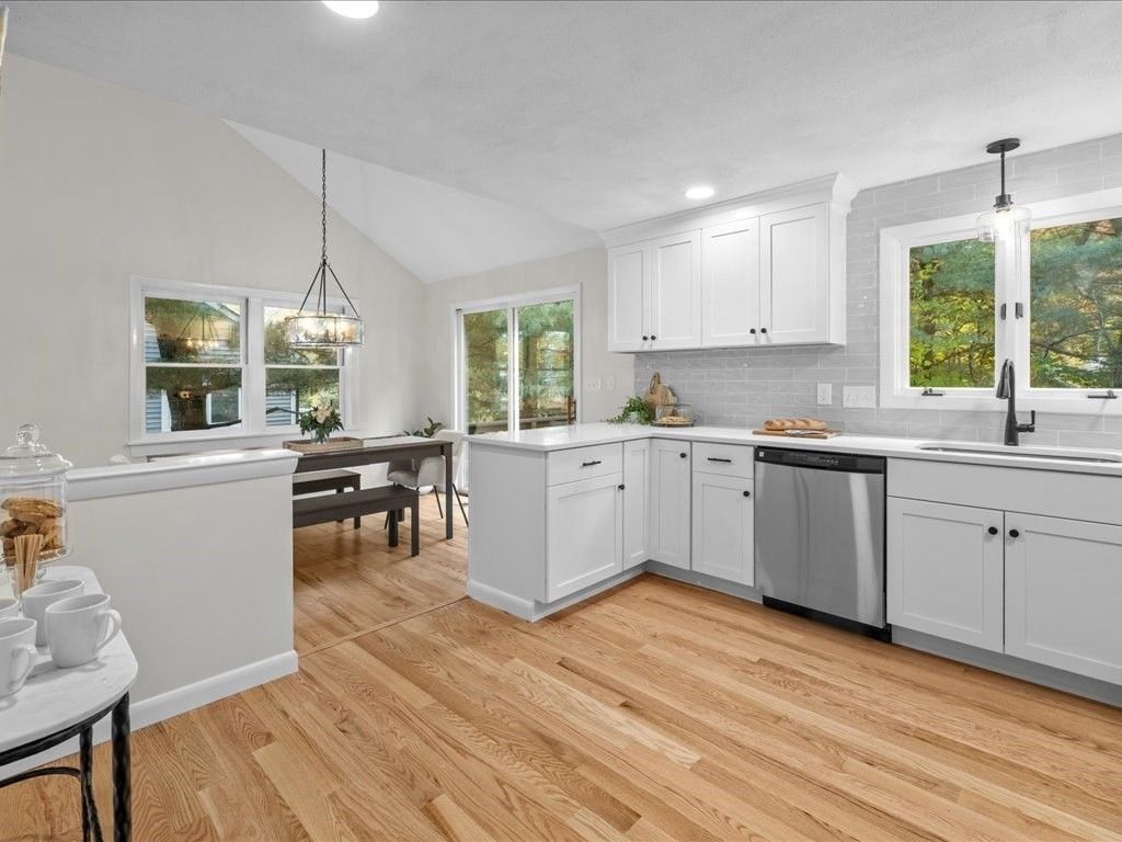 Dining room, Interior, Kitchen, Pendant Lights, Recessed Lighting, Wood Texture Flooring