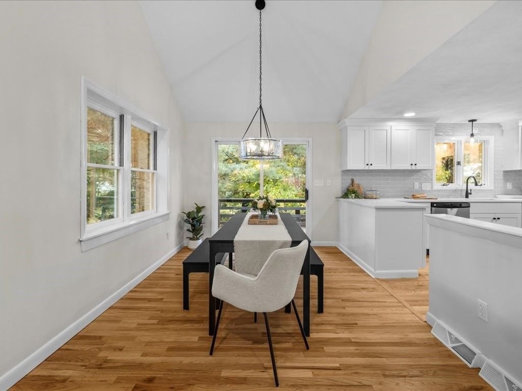 Dining room, Interior, Kitchen, Pendant Lights, Recessed Lighting, Wood Texture Flooring