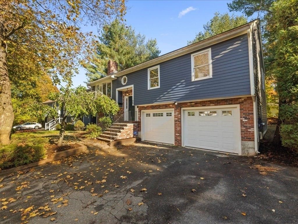 Attached, Exterior, Facade, Brick Facade, Raised Ranch