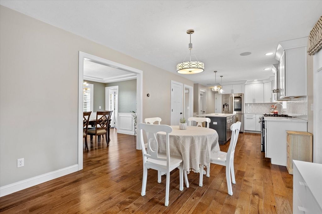 Chandelier, Dining room, Interior, Kitchen, Pendant Lights, Recessed Lighting, Wood Texture Flooring