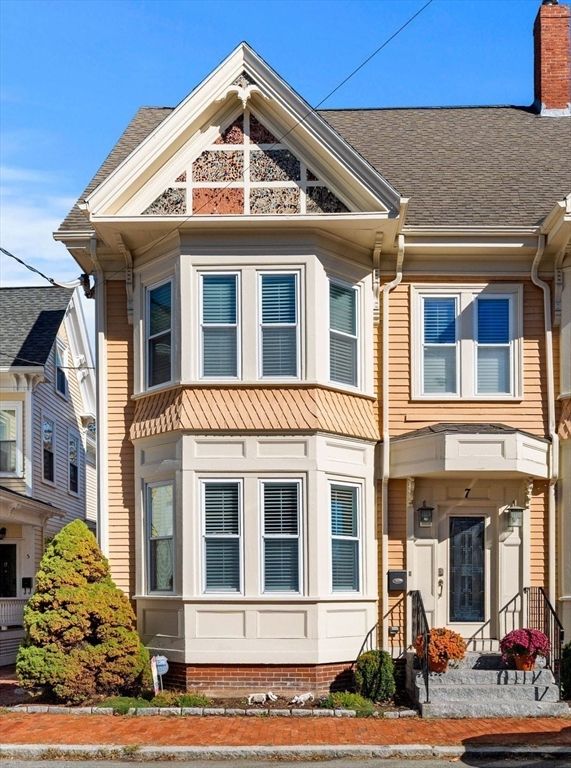 Exterior, Facade, Queen Anne Victorian