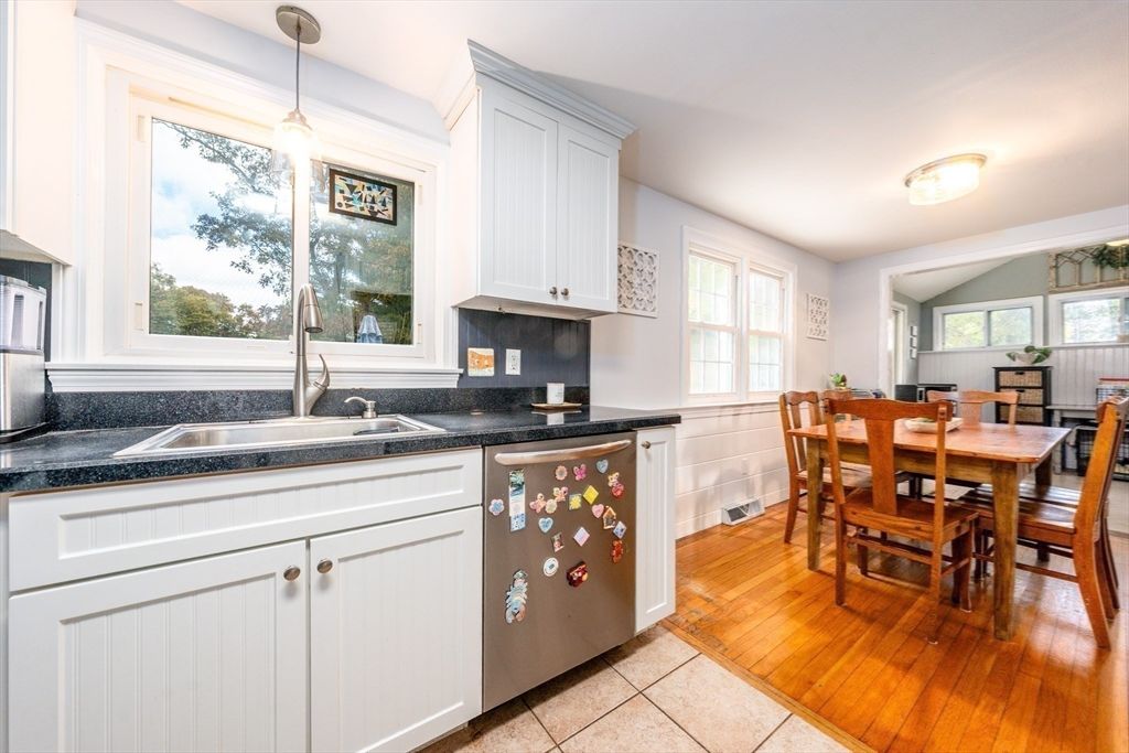 Dining room, Interior, Kitchen, Pendant Lights, Wood Texture Flooring