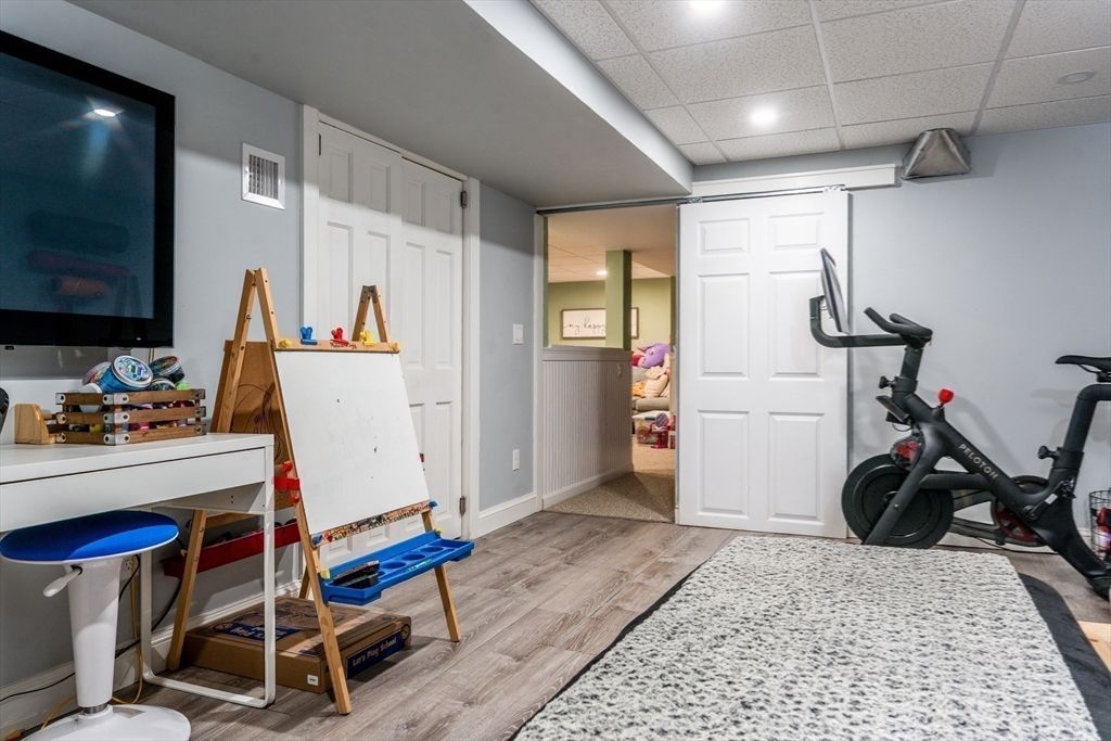 Fitness Equipment, Interior, Recessed Lighting, Wood Texture Flooring
