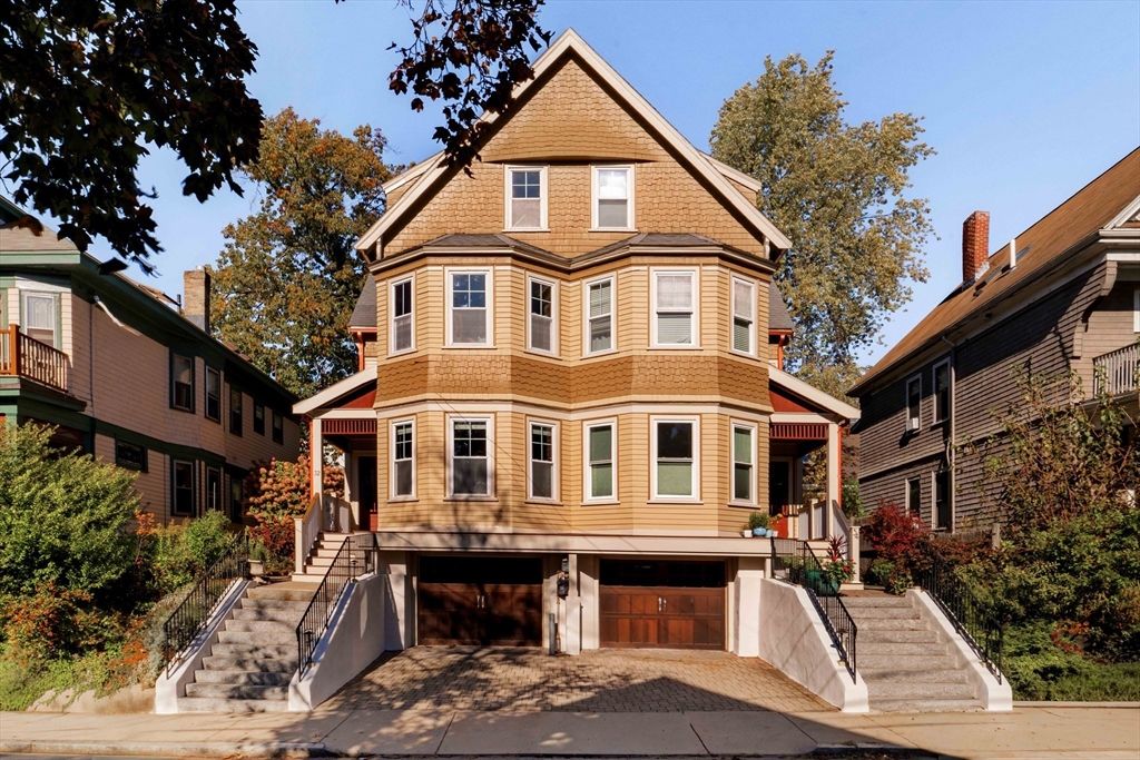 Attached, Exterior, Facade, Queen Anne Victorian