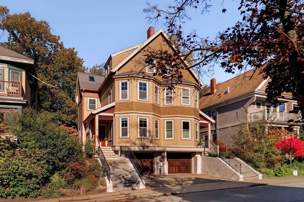 Attached, Exterior, Facade, Queen Anne Victorian