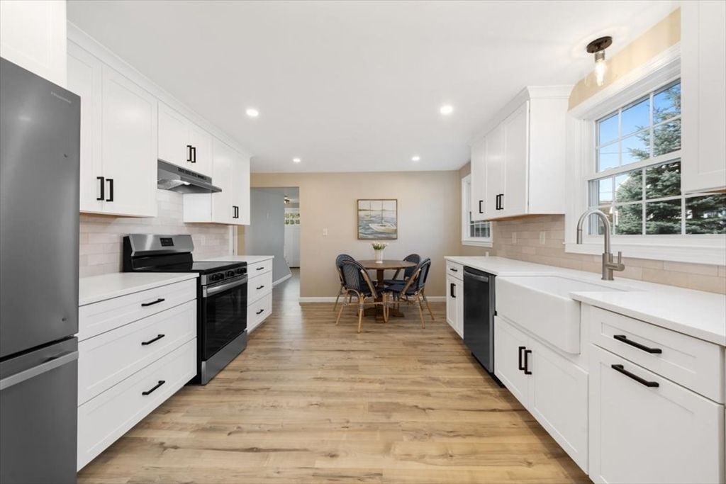 Dining room, Interior, Kitchen, Recessed Lighting, Wood Texture Flooring