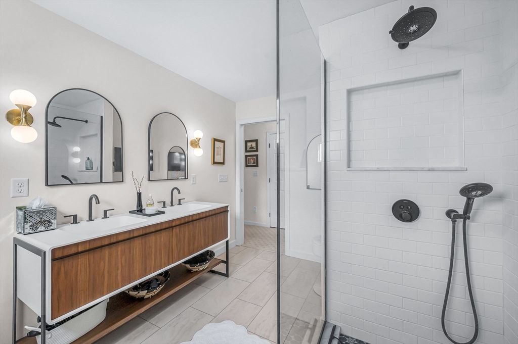 Bathroom, Dual Sink Vanities, Interior