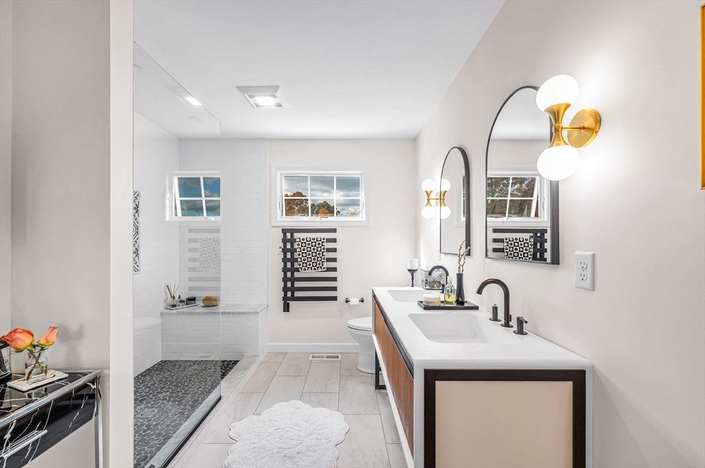 Bathroom, Dual Sink Vanities, Interior, Recessed Lighting