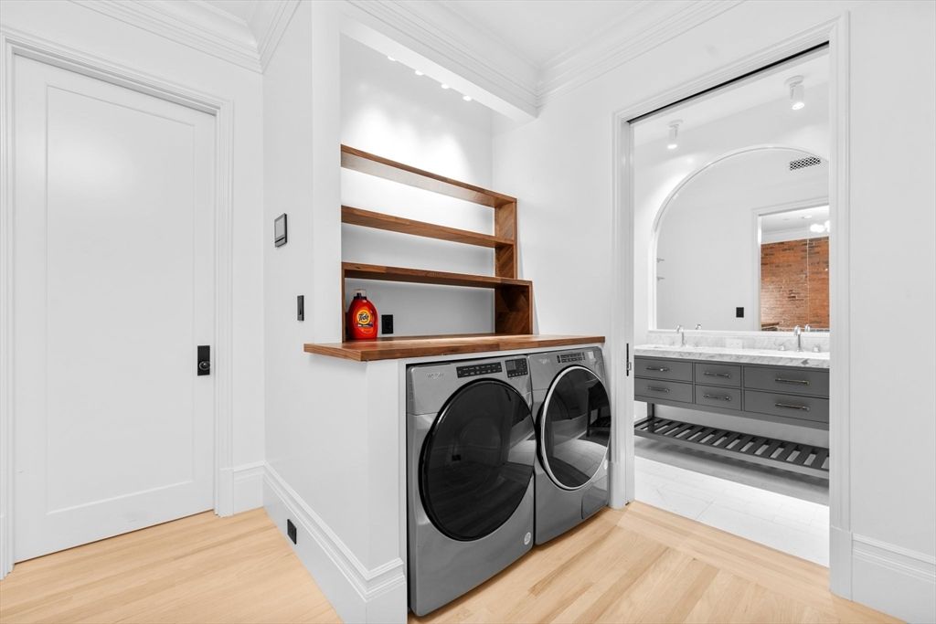 Interior, Washer, Wood Texture Flooring
