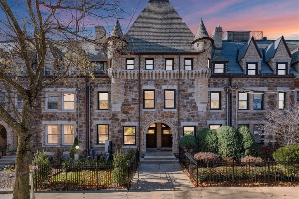 Exterior, Facade, Queen Anne Victorian