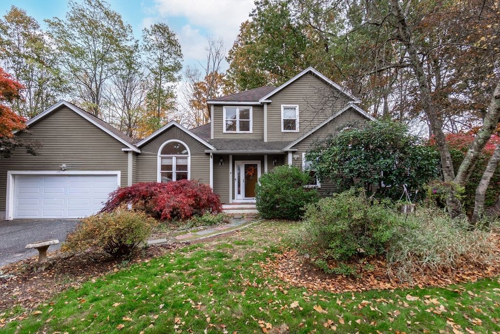 Attached, Exterior, Facade, Split Level