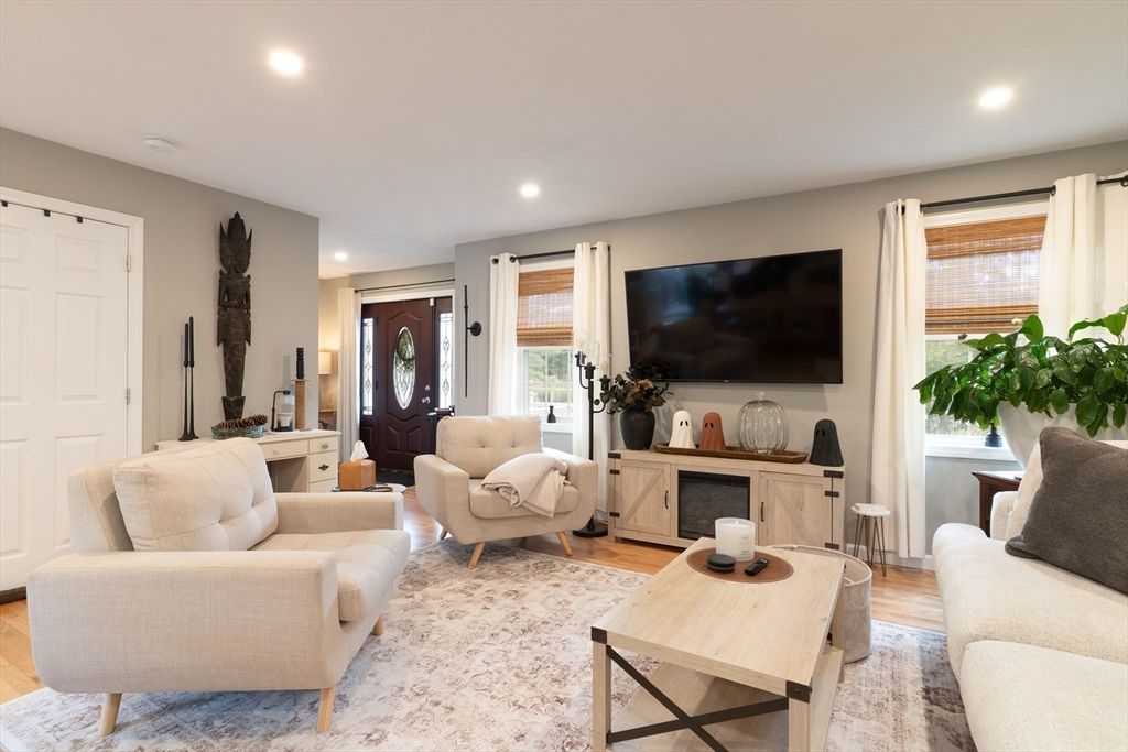 Interior, Living room, Recessed Lighting, Wood Texture Flooring