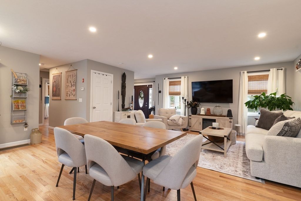 Dining room, Interior, Living room, Recessed Lighting, Wood Texture Flooring