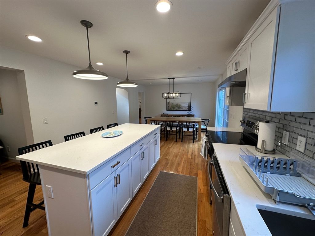 Dining room, Interior, Kitchen, Pendant Lights, Recessed Lighting, Wood Texture Flooring
