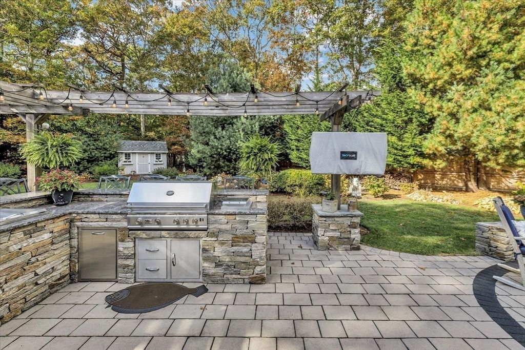 Exterior, Outdoor Kitchen