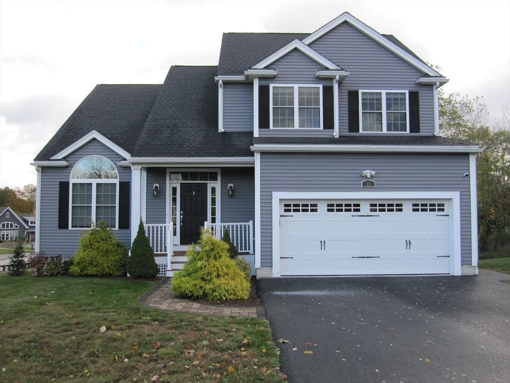 Attached, Exterior, Facade, Farmhouse