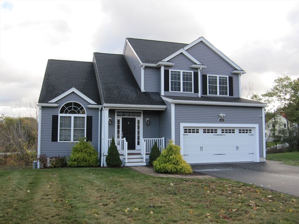 Attached, Exterior, Facade, Farmhouse