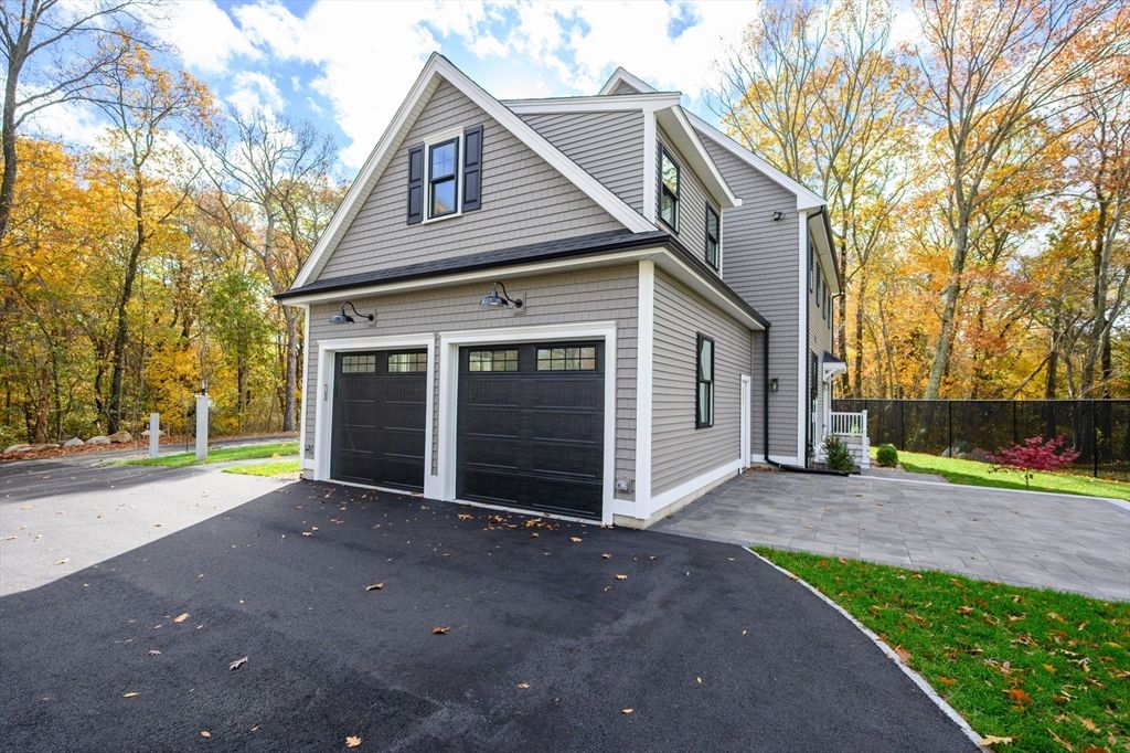 Attached, Exterior, Facade, Farmhouse