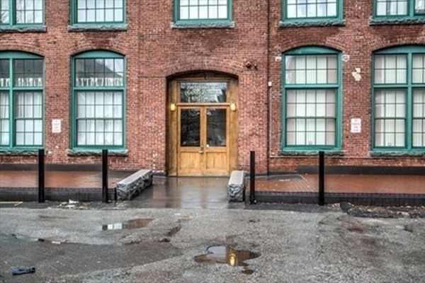 Exterior, Facade, Brick Facade, Rowhouse