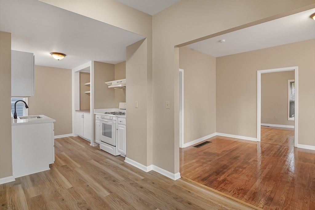 Interior, Washer, Wood Texture Flooring