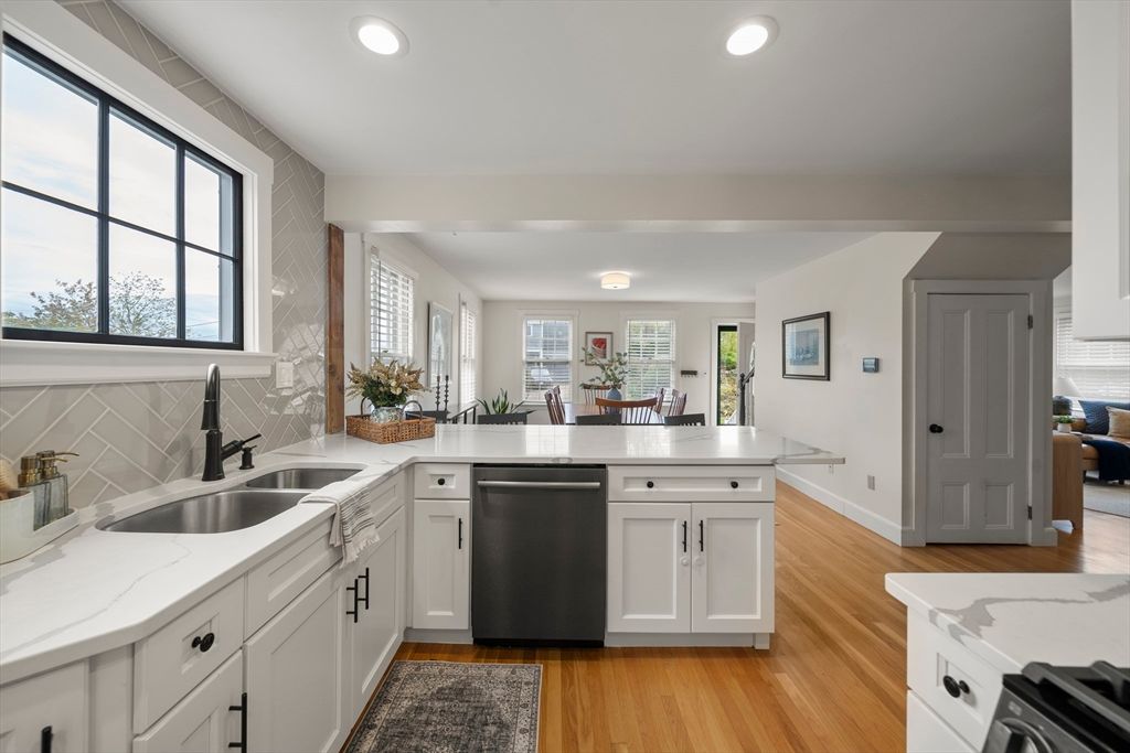 Dining room, Interior, Kitchen, Recessed Lighting, Wood Texture Flooring