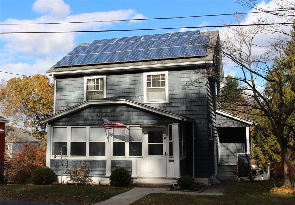 Exterior, Facade, Solar Panels, American Foursquare