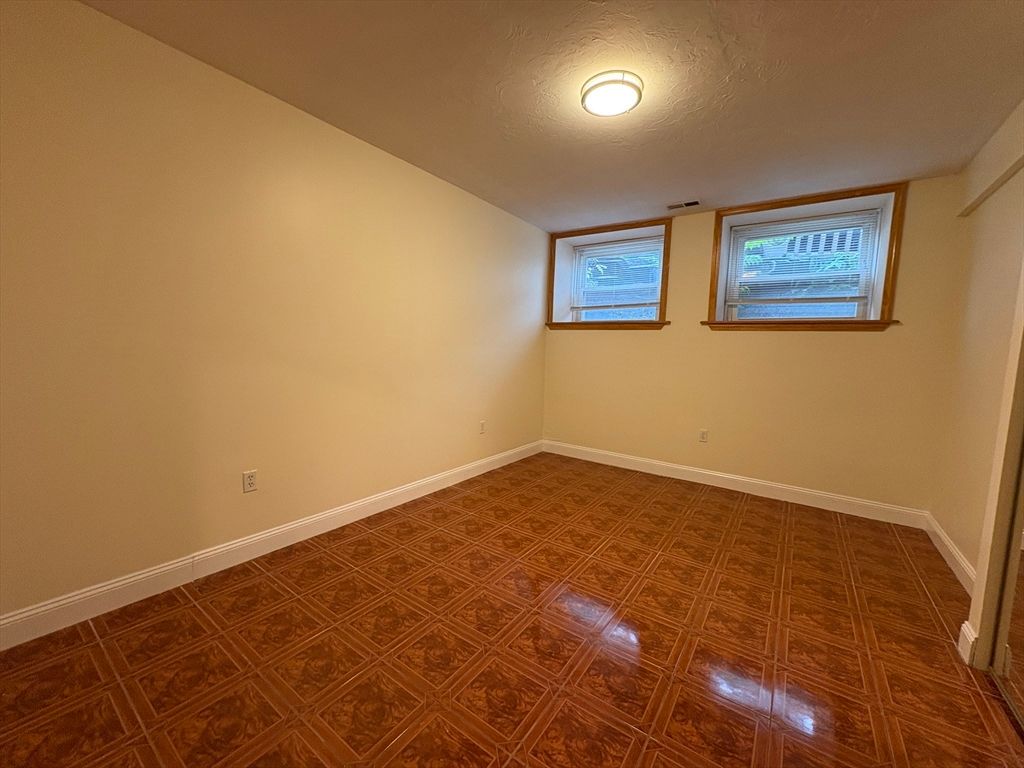 Empty room, Interior